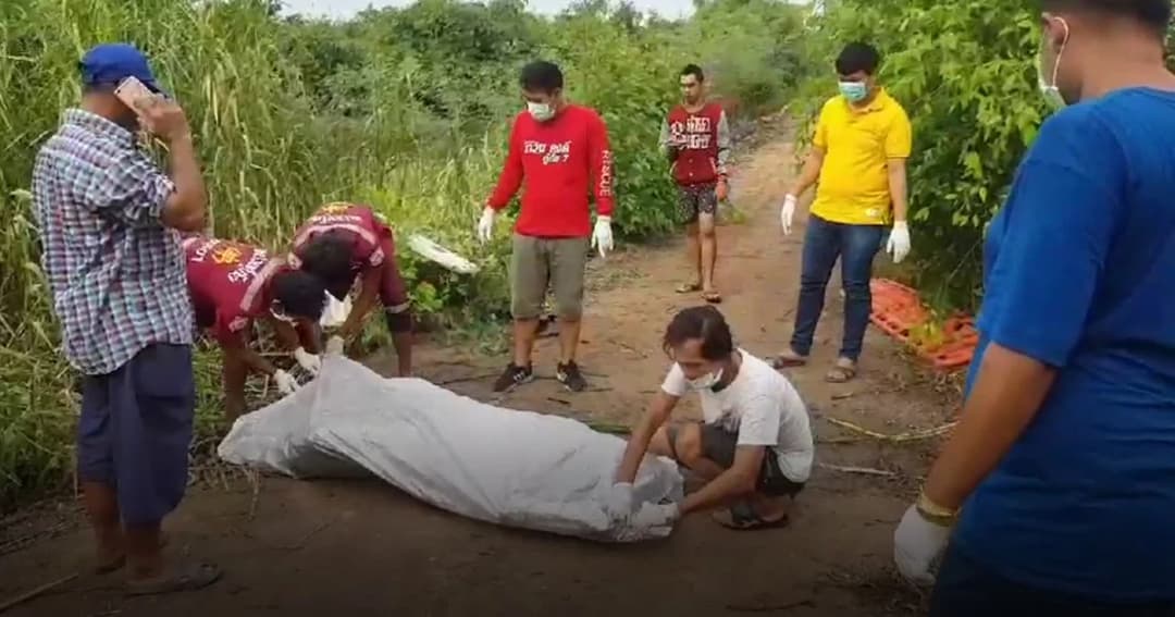ตำรวจบางไทรเร่งสืบ หลังพบศพชายปริศนานอนขึ้นอืดในพงหญ้า