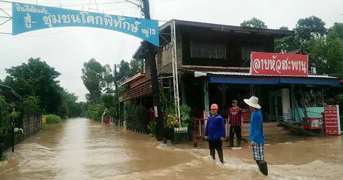 ‘บึงกาฬ’ ฝนตกหนัก น้ำท่วมสูงระบายช้า สั่งปิดถนนหลายจุด