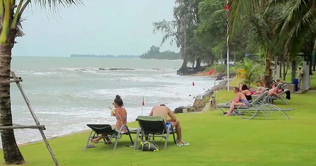 นทท.เหงา! ธงแดงปักรอบชายหาดเขาหลัก หลังคลื่นลมสูงกว่า 2 ม.