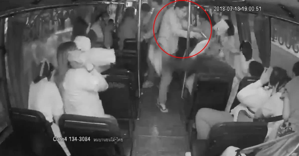 อุกอาจ! โจ๋บุกชกหนุ่ม ควักปืนยิงใส่บนรถเมล์ ผู้โดยสารแตกฮือ