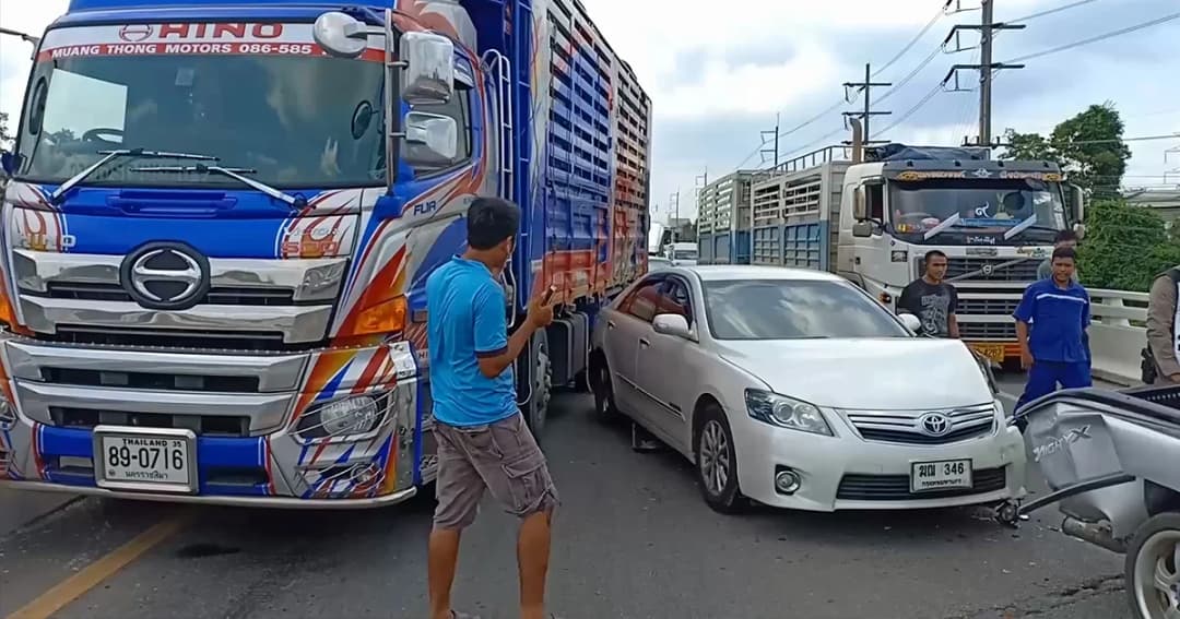 รถพ่วงทำ ‘หินคลุก’ ตกเกลื่อน รถหลังเสียหลัก ชนยับ 6 คัน