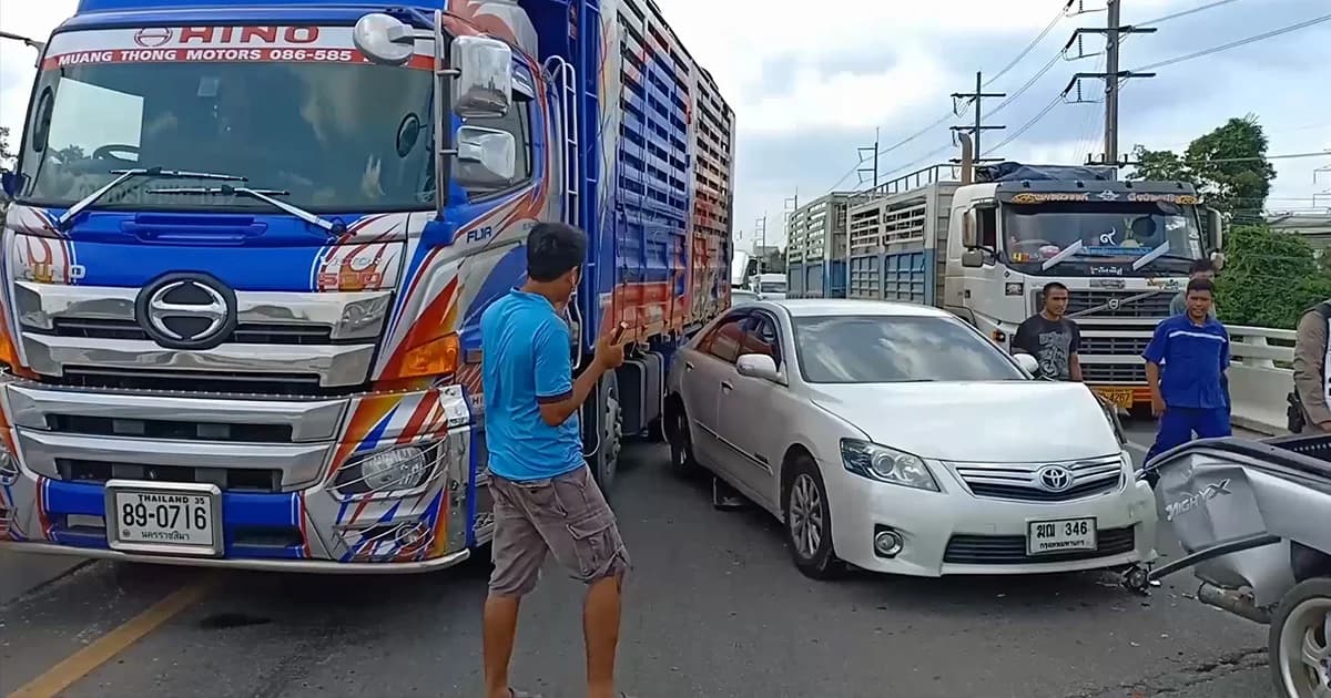 รถพ่วงทำ ‘หินคลุก’ ตกเกลื่อน รถหลังเสียหลัก ชนยับ 6 คัน