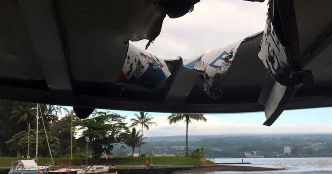 หินร้อนจากภูเขาไฟคิลาเว ตกใส่เรือนำเที่ยว บาดเจ็บ 23 ราย