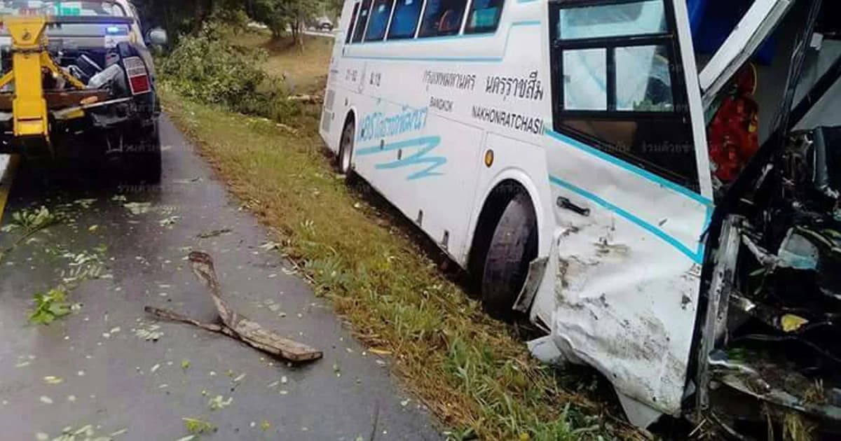 รถทัวร์กรุงเทพฯ-โคราช ตกร่องกลางถนน เบื้องต้นเจ็บ 6