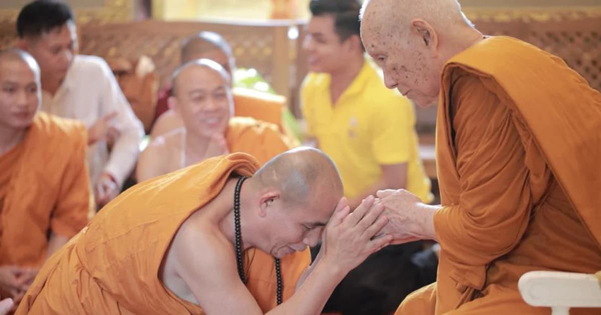 ‘ครูบาบุญชุ่ม’ เดินทางเข้ากราบสักการะ ‘สมเด็จพระสังฆราช’