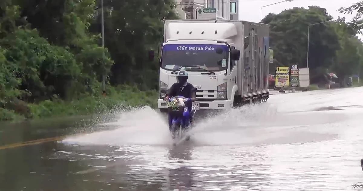 ‘ลำปาง’ ฝนตกหนัก น้ำทะลักท่วมถนนลำปาง–ราชภัฏ รถสัญจรลำบาก