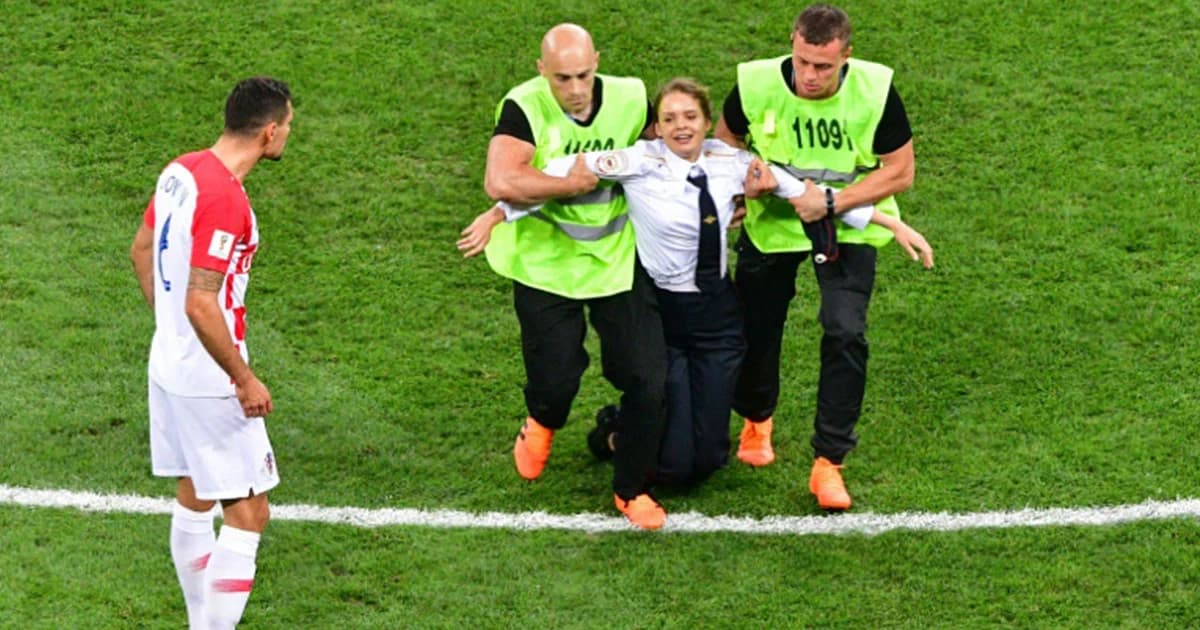 รัสเซียจำคุกวง Pussy Riot 15 วัน และห้ามเข้าชมกีฬา 3 ปี หลังป่วนบอลโลก