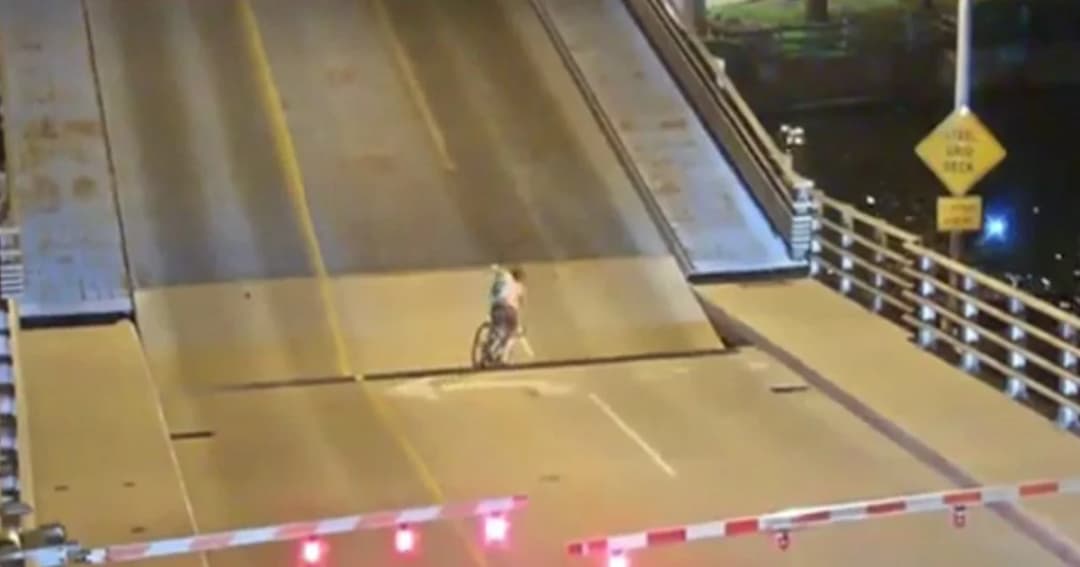 รีบไปไหน ?! สาวขี่จักรยานประมาท ตกร่องสะพาน เปิด-ปิด หวิดดับ