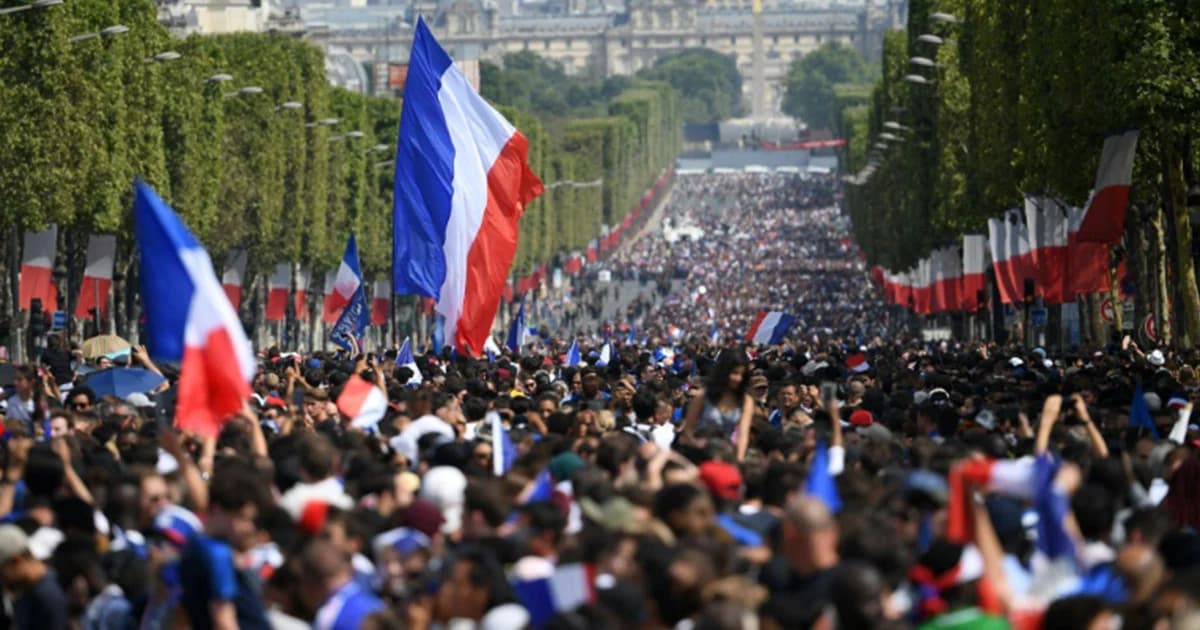 ชาวปารีสนับแสน ต้อนรับทีมตราไก่กลับบ้าน