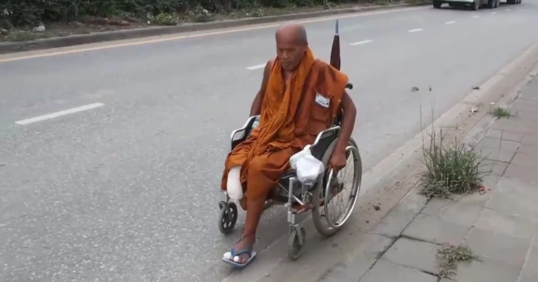 พระสงฆ์พิการขาขาด หมุนวีลแชร์จากพัทยา ไปหาหมอที่ศิริราช