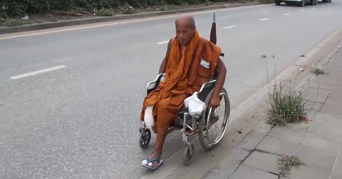 พระสงฆ์พิการขาขาด หมุนวีลแชร์จากพัทยา ไปหาหมอที่ศิริราช