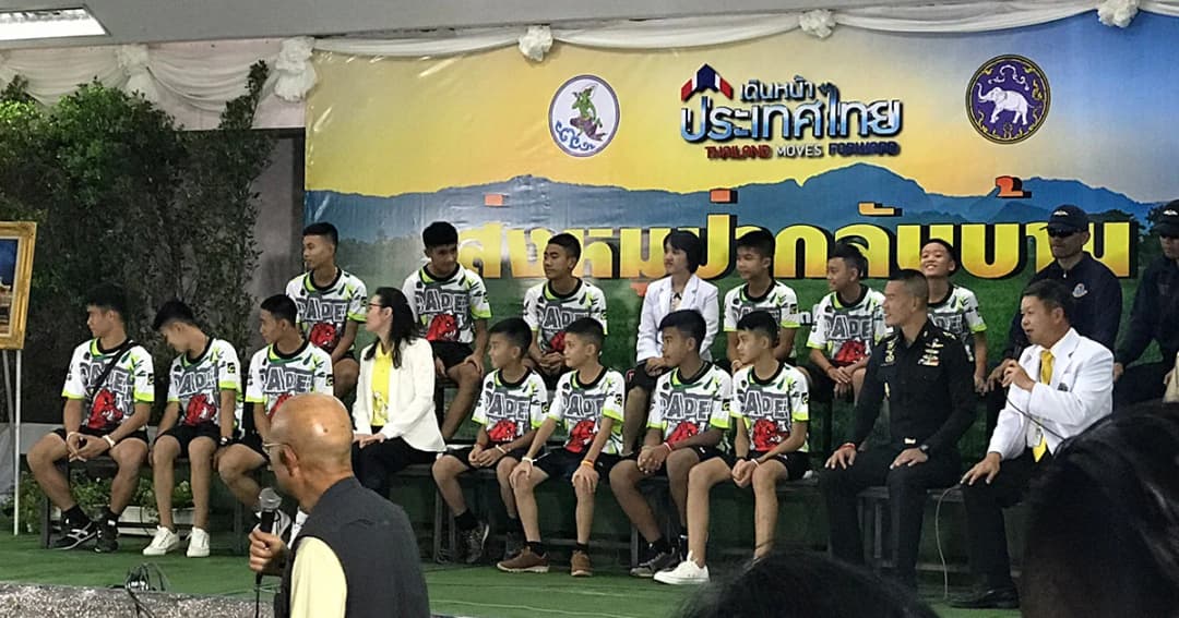 ทีมหมูป่า เล่านาทีติดถ้ำ-ถูกน้ำปิดทาง 13 คนเตรียมบวชให้จ่าแซม