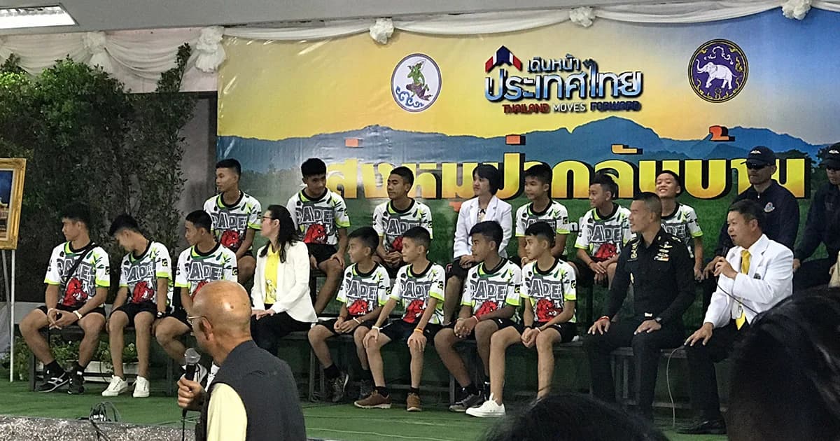 ทีมหมูป่า เล่านาทีติดถ้ำ-ถูกน้ำปิดทาง 13 คนเตรียมบวชให้จ่าแซม