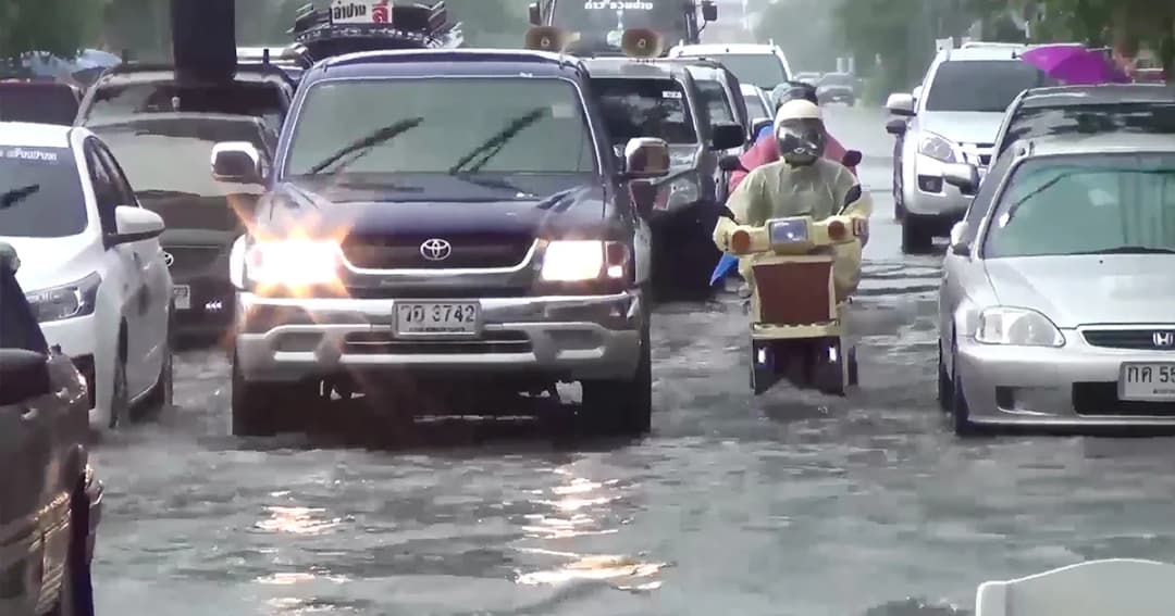 ปภ.ลำปาง เตือนฝนตกสะสม 13 อำเภอ ระวังน้ำท่วมฉับพลัน