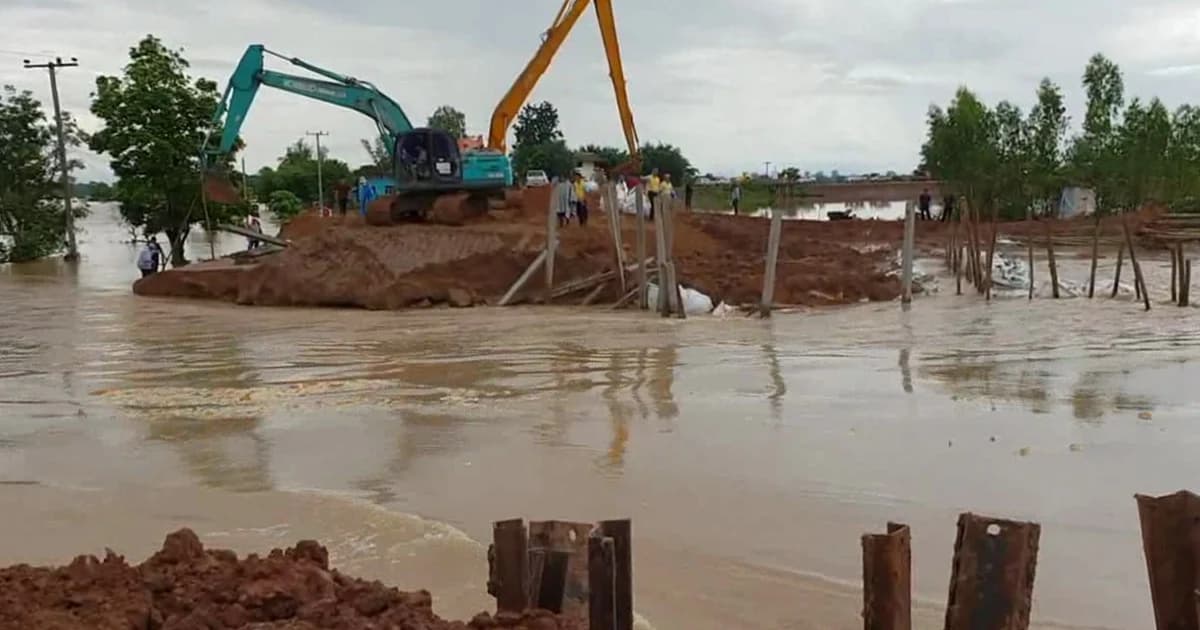 ร้อยเอ็ด ระดมเครื่องจักรเสริมอุดพนังกั้นน้ำขาด ให้เสร็จในวันนี้ก่อนพายุ “เซินติญ”มา