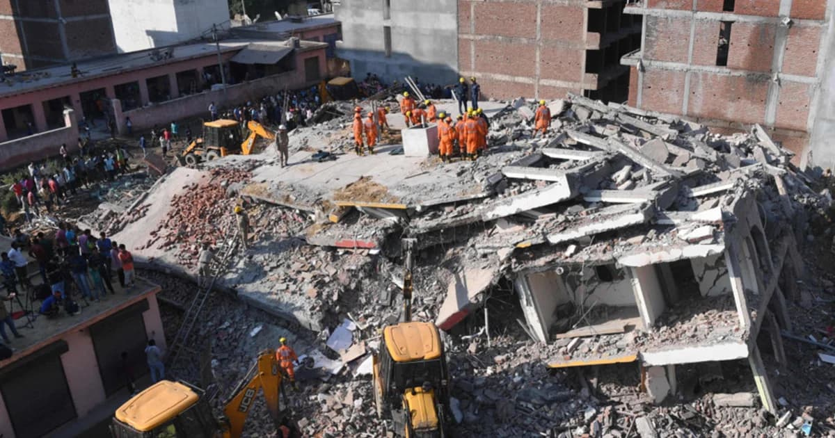ตึก 6 ชั้นในอินเดียถล่ม จนท. เร่งหาร่างใต้ซากพัง