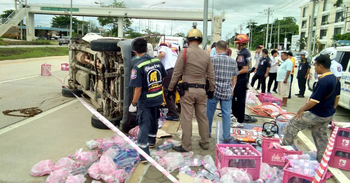 รถบรรทุกน้ำเสียหลักพลิกคว่ำ ทับร่างผู้โดยสารดับ สาหัสอีก 1 ราย