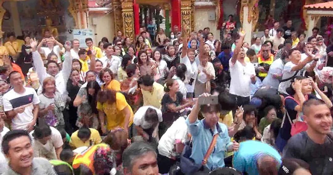 วัดแทบแตก! อุปสมบทหมู่โปรยทานสร้อยคอทองคำ เงินร่วมแสน