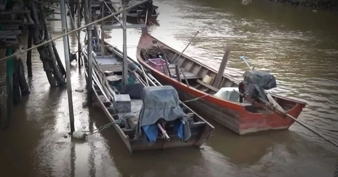 คลื่นลมแรง ! เรือประมงพื้นบ้านจม 2 ลำ โชคดีไม่มีคนเจ็บ