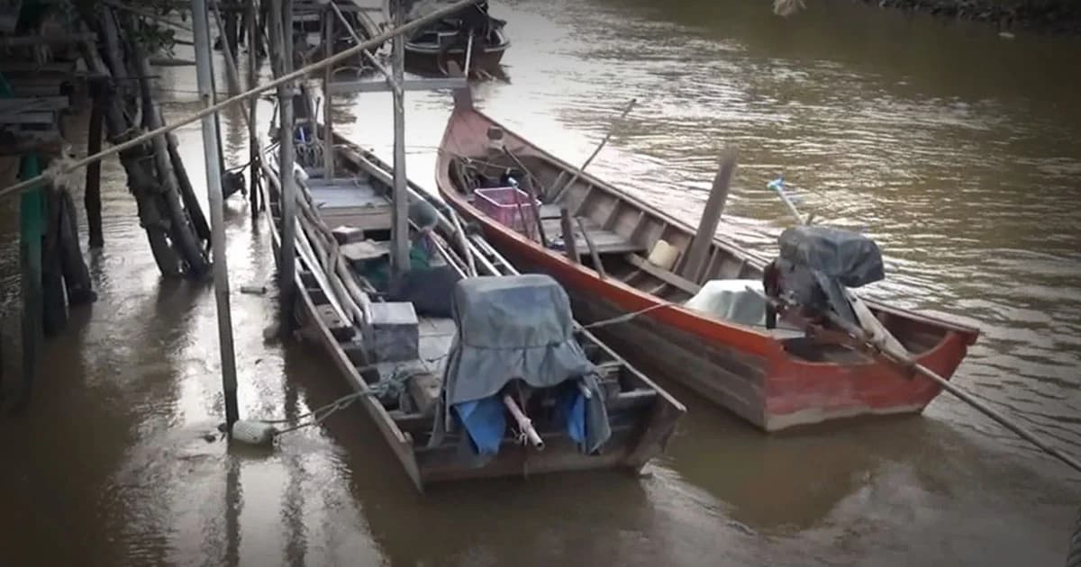 คลื่นลมแรง ! เรือประมงพื้นบ้านจม 2 ลำ โชคดีไม่มีคนเจ็บ