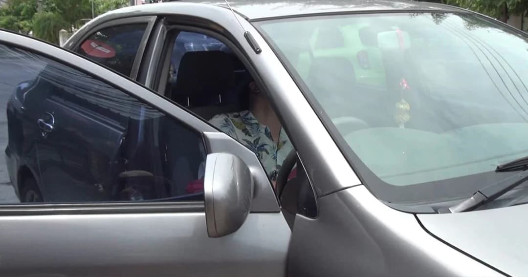 2 หนุ่มเมาไม่ขับ จอดติดเครื่องนอนกลางถนน