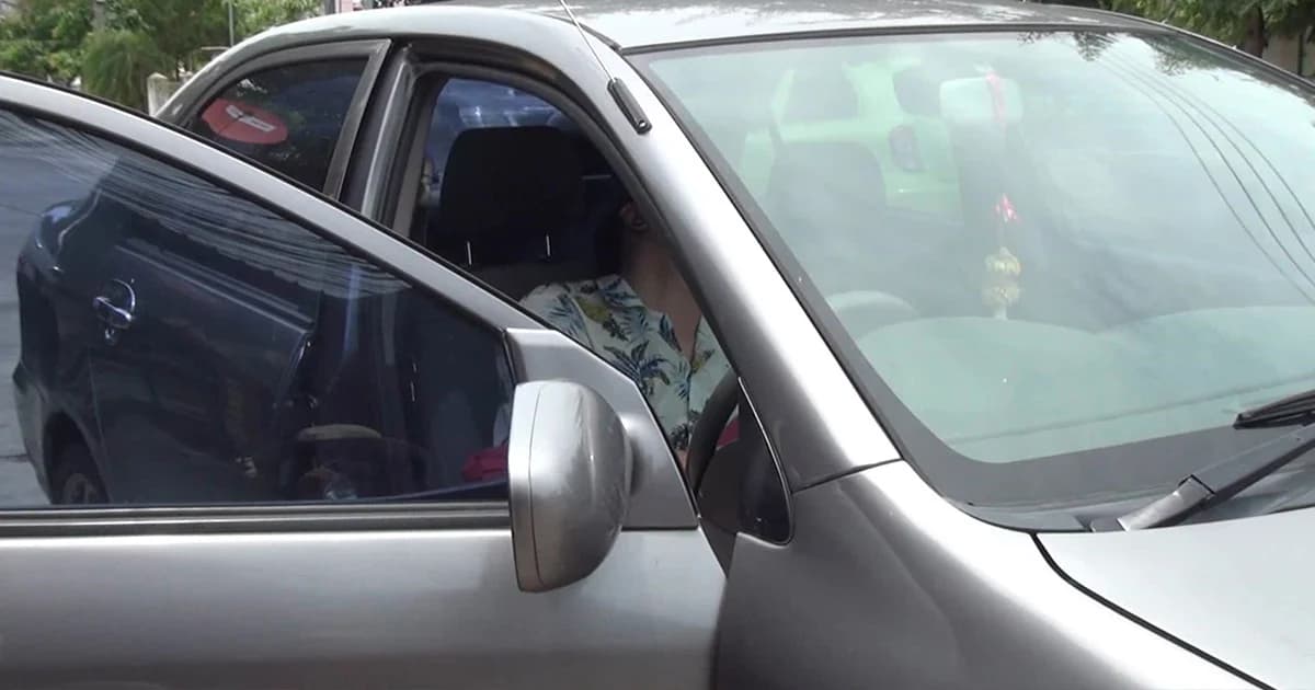 2 หนุ่มเมาไม่ขับ จอดติดเครื่องนอนกลางถนน