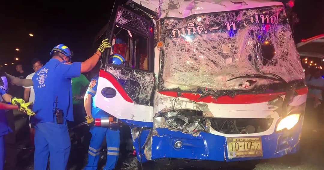 รถมินิบัสหาดใหญ่พุ่งชนรถเก็บขยะกลางสี่แยก เจ็บระนาว 6 ราย