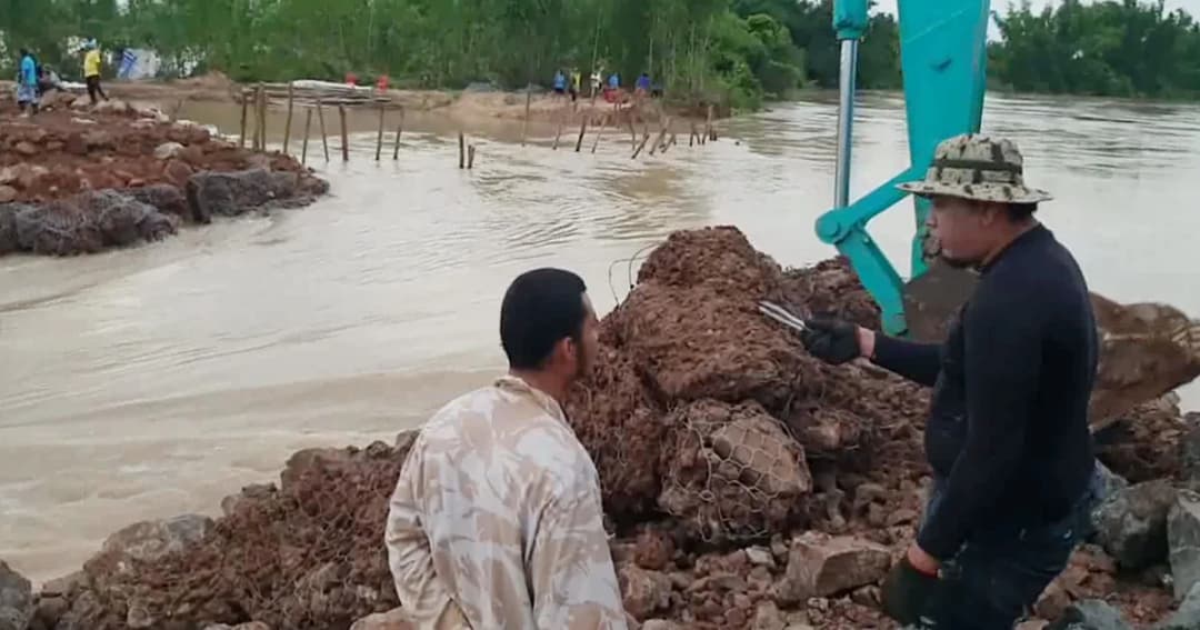 ‘ร้อยเอ็ด’ เร่งปิดพนังกั้นลำน้ำ ชี้น้ำไหลเชี่ยว เริ่มกัดเซาะคอสะพาน