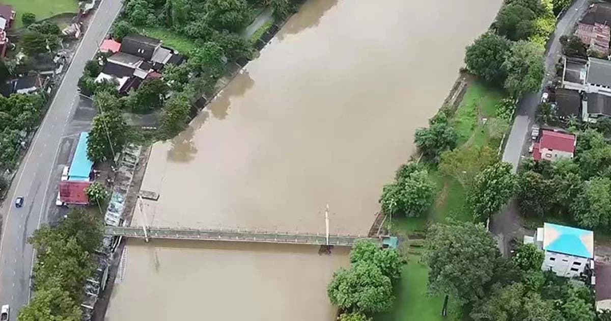 เตือนบ้านริมแม่น้ำวัง น้ำภูเขามาไหลเชี่ยว เปลี่ยนสีขุ่น