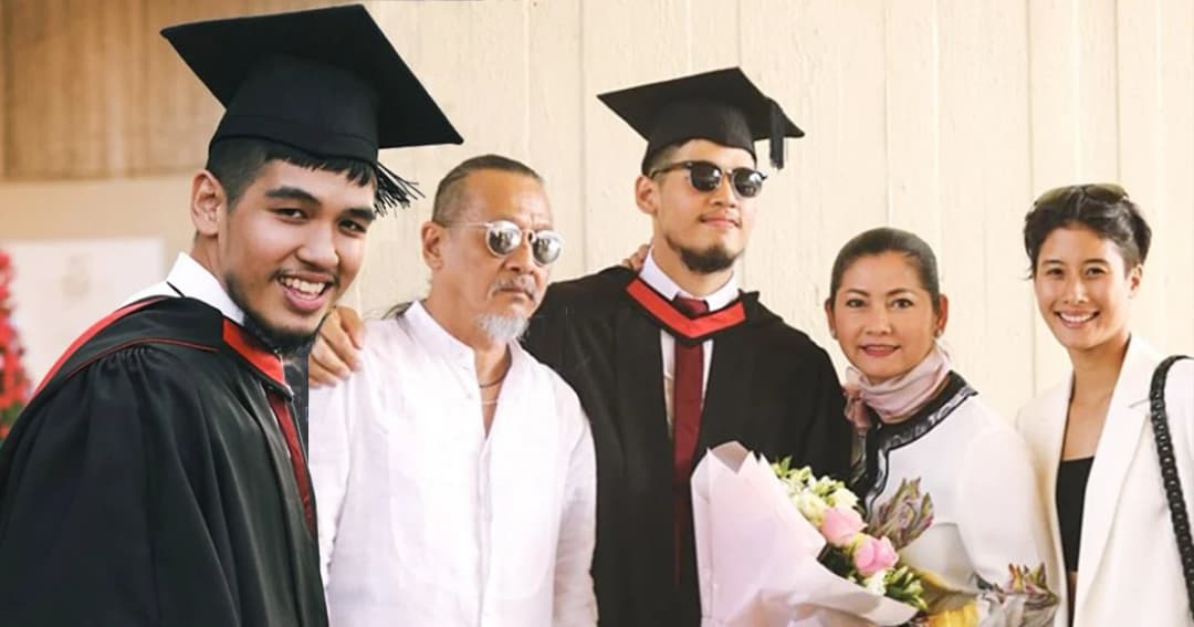 สุดปลื้ม! “พ่อออฟ-แม่แดง” บินไกลถึงอังกฤษ ยินดีลูกชายรับปริญญา