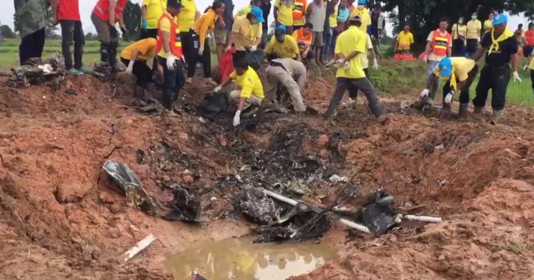 คืบ ! เร่งเก็บกู้ซากเฮลิคอปเตอร์ตกกลางทุ่งนาขอนแก่น