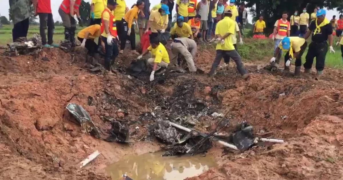 คืบ ! เร่งเก็บกู้ซากเฮลิคอปเตอร์ตกกลางทุ่งนาขอนแก่น