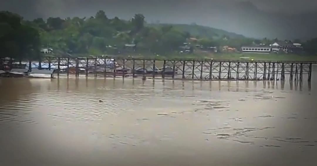 สังขละฯ อ่วม ! น้ำท่วมสูงเกือบถึงสะพานมอญ 200 หลังคาเรือนเดือดร้อนหนัก