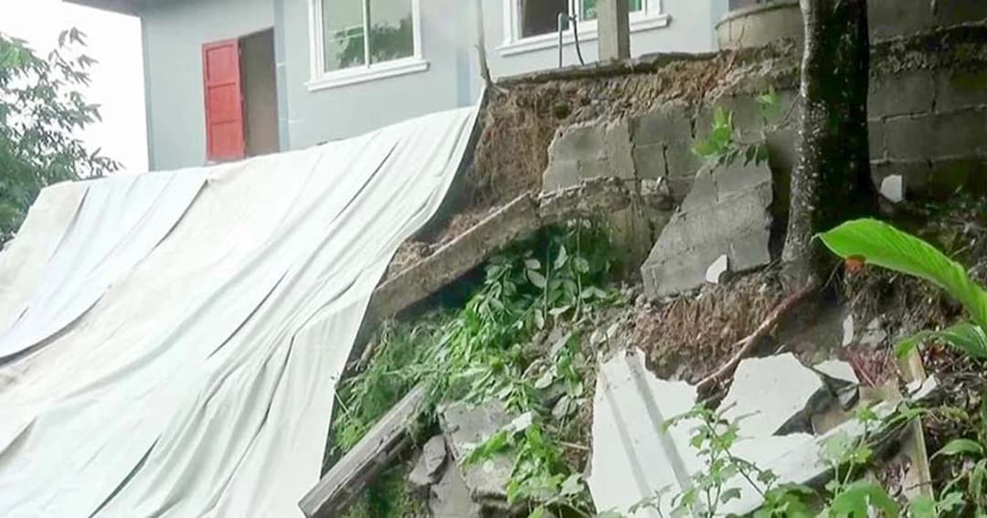 บ้านริมน้ำน่านผวา! ฝนตกชุก ทำรั้วบ้านสไลด์ลงแม่น้ำ บ้านเริ่มทรุด