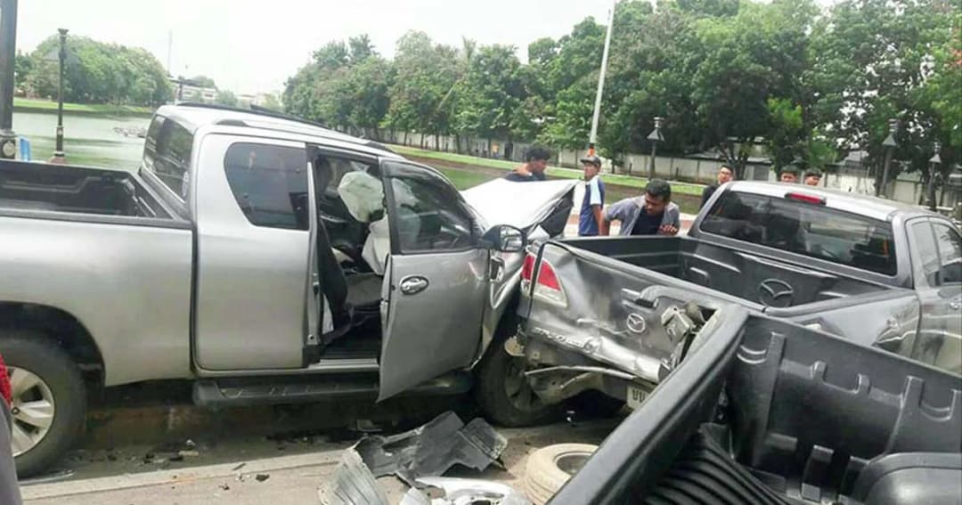 กระบะวูบ ชนรถพังยับ 7 คันกลางสี่แยก กล้องวงจรปิดเสียทุกจุด !