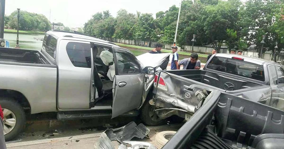 กระบะวูบ ชนรถพังยับ 7 คันกลางสี่แยก กล้องวงจรปิดเสียทุกจุด !