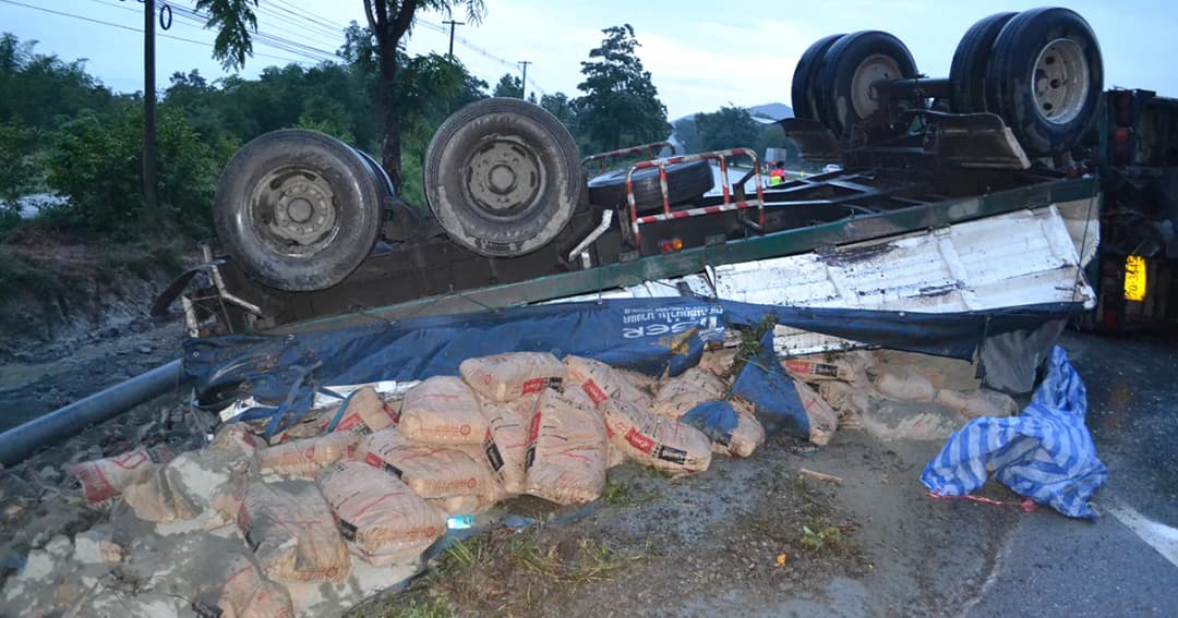 พ่วง 18 ล้อ ฝ่าสายฝนพลิกคว่ำ รถตามหลังชนท้ายซ้ำ เจ็บ 1 ราย