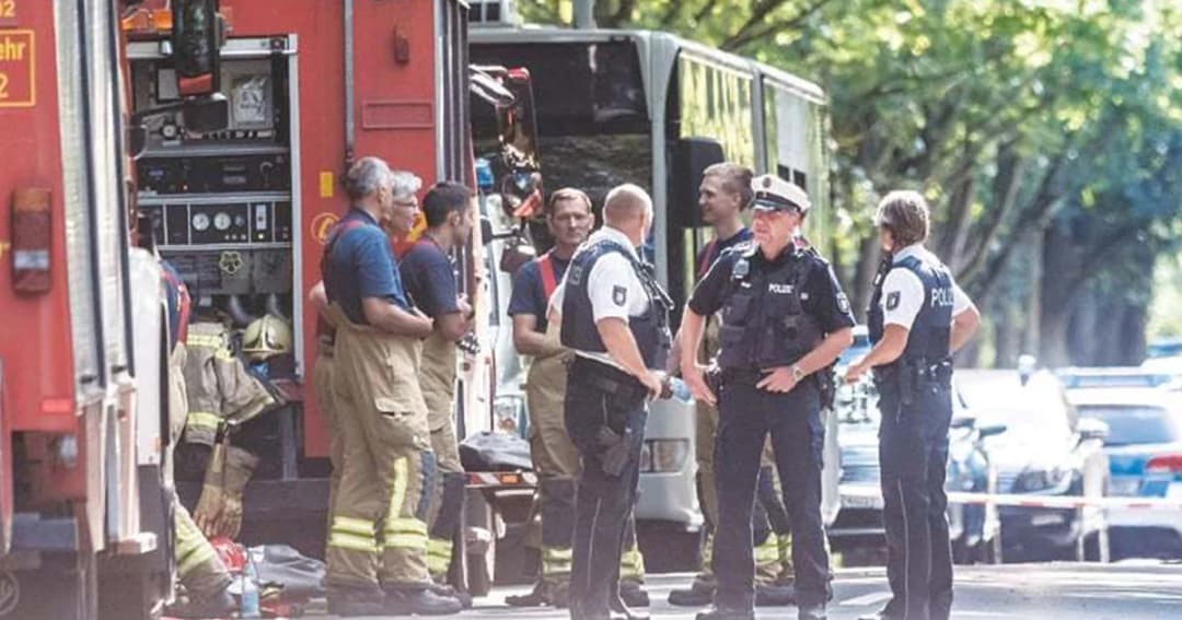 เจ็บ 14 ราย หนุ่มมือมีดไล่แทงผู้โดยสารบนรถบัสในเยอรมนี