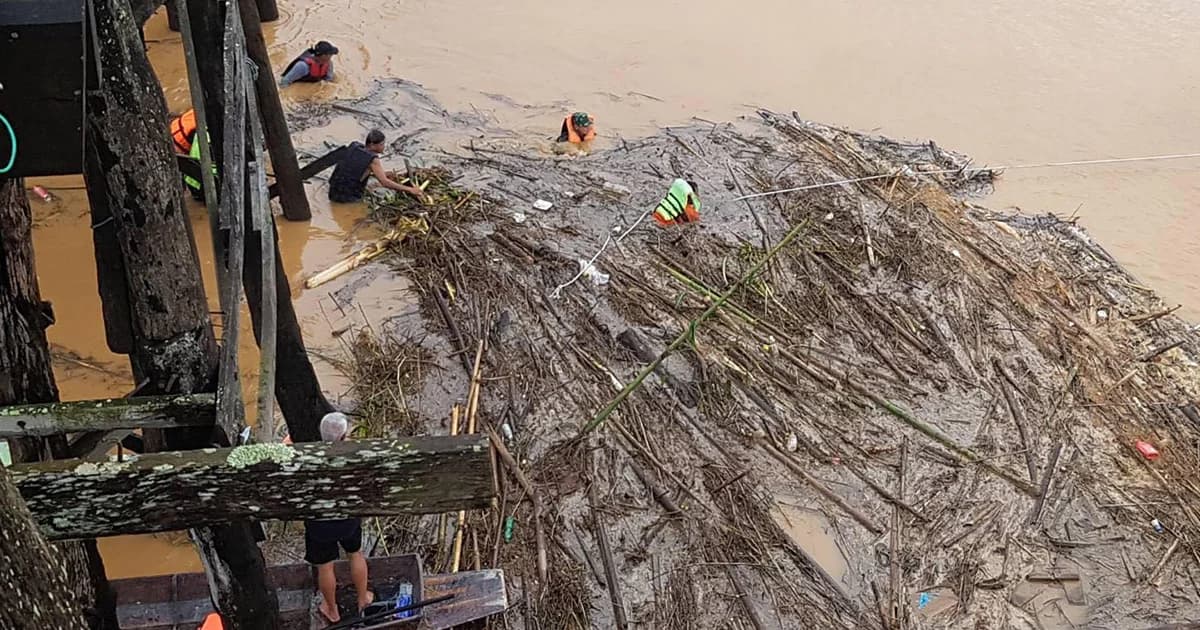 น้ำท่วมสังขละบุรีวิกฤต! เร่งเก็บเศษไม้ออกจากตอม่อสะพานมอญ จ.กาญจนบุรี