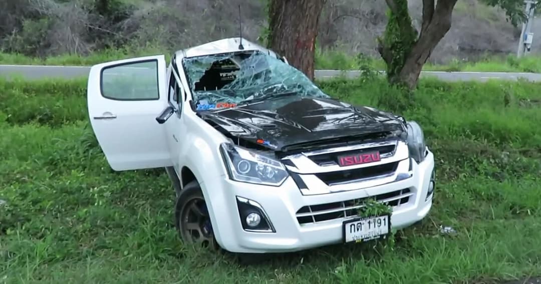 ยังแจกการ์ดไม่หมด! ว่าที่เจ้าบ่าวขับรถเสียหลักชนต้นไม้ ดับคาที่ แฟนสาวร่ำไห้