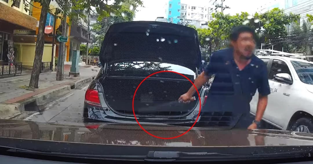 คุก 2 เดือน 15 วัน ! แจ้ง 5 ข้อหา หนุ่มขับรถปาดหน้า ใช้มีดดาบขู่คู่กรณี