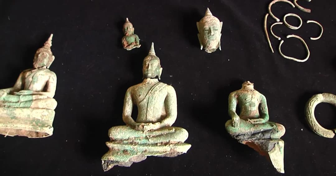 ยายฝันมีคนบอกให้ไปเอาพระ ตื่นมาลูกชายพบพระโบราณข้างเจดีย์ร้าง คาดสมัยอยุธยา