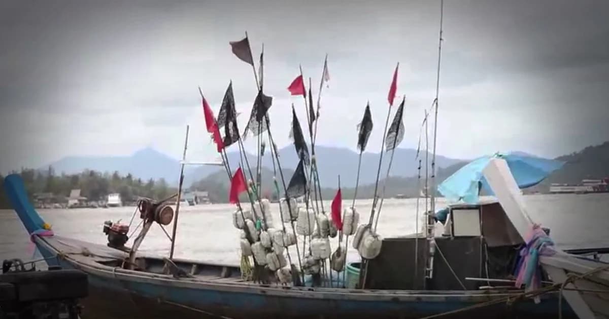 อากาศแปรปรวน คลื่นสูงกว่า 2 เมตร พังงาห้าม นทท.ลงเล่นน้ำเด็ดขาด