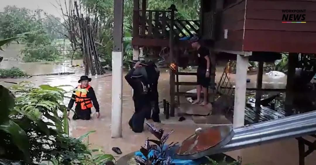 ริมน้ำเมยอ่วม ! จนท.เร่งนำเรือท้องแบน ช่วยขนของหนีน้ำ