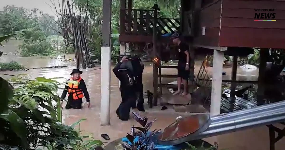 ริมน้ำเมยอ่วม ! จนท.เร่งนำเรือท้องแบน ช่วยขนของหนีน้ำ