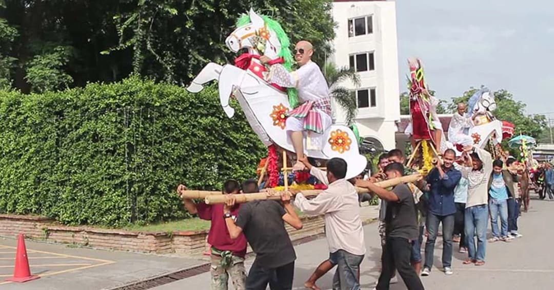 เพชรบุรีจัดอุปสมบทหมู่ ‘แห่ม้าไม้’ ปลูกฝังภูมิปัญญาท้องถิ่น