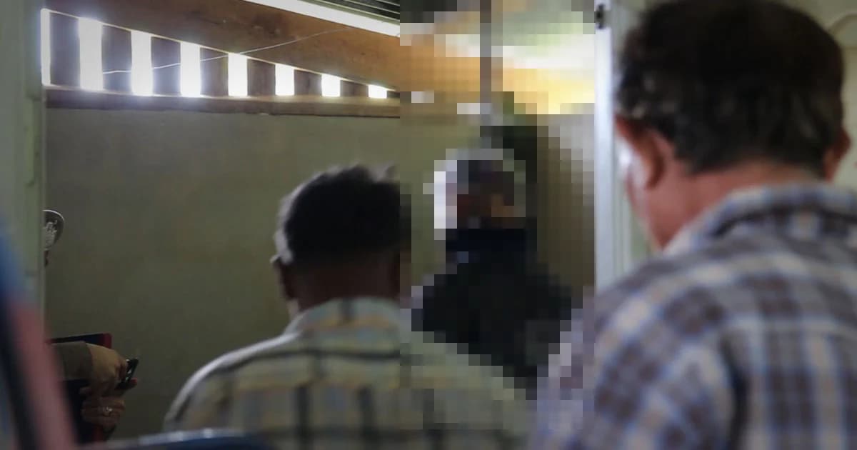 เมียร่ำไห้ ! ผัวแขวนคอดับ คาห้องน้ำกระท่อมนา