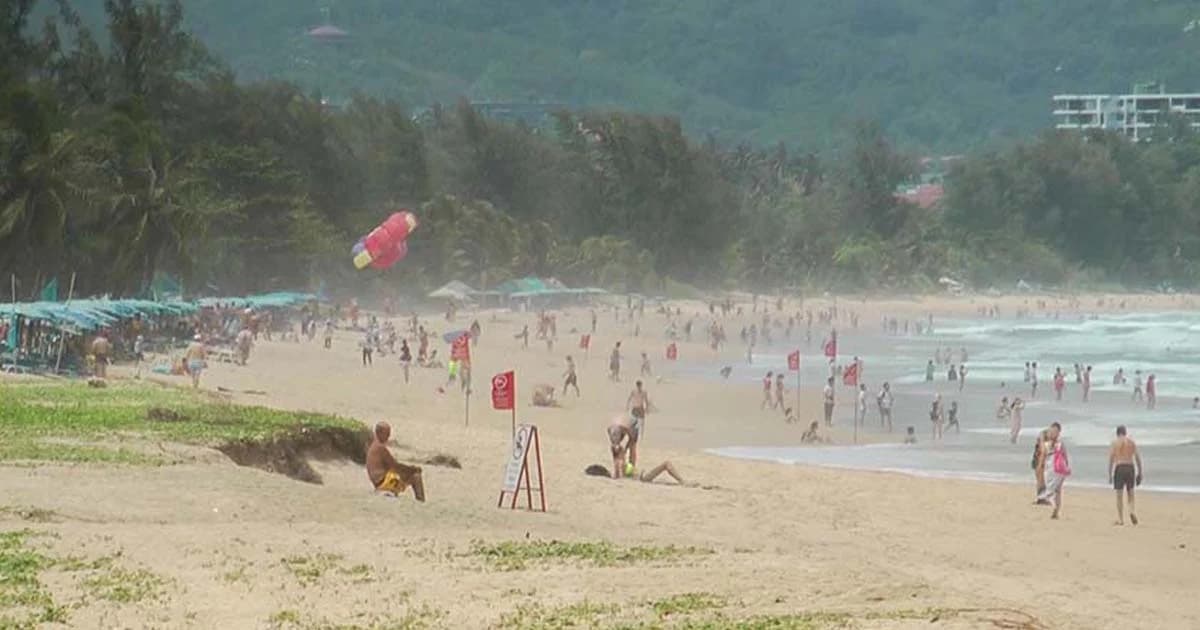 จระเข้โผล่หายใจ 2 ครั้งที่หาดกะรน ยังจับไม่ทัน !