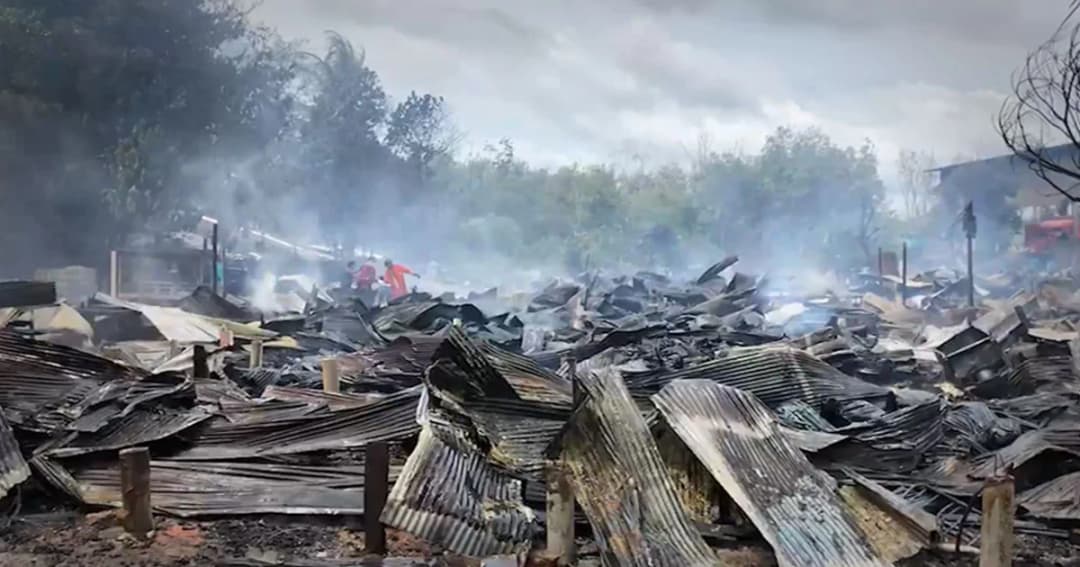 หนีตายวุ่น ! ไฟไหม้ที่พักแรงงานต่างด้าว วอดกว่า 100 ห้อง