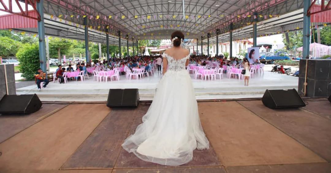 สุดช้ำ ! เจ้าสาวขึ้นเวทีขอโทษแขกทั้งน้ำตา เหตุเจ้าบ่าวหนีไปกับสาวใหม่